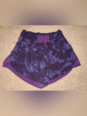 RARE Lululemon Go the Distance Short 5” Size 4 PURPLE Manifesto Script Camo